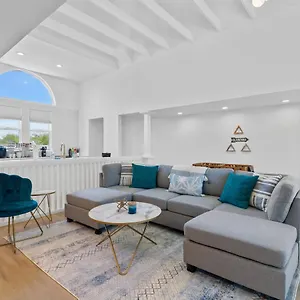Stylish Townhome - Foosball Table, Laundry, Parking! Holiday home Phoenix