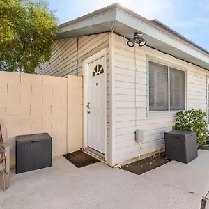 Charming Overlooking The Pool. Holiday home Phoenix